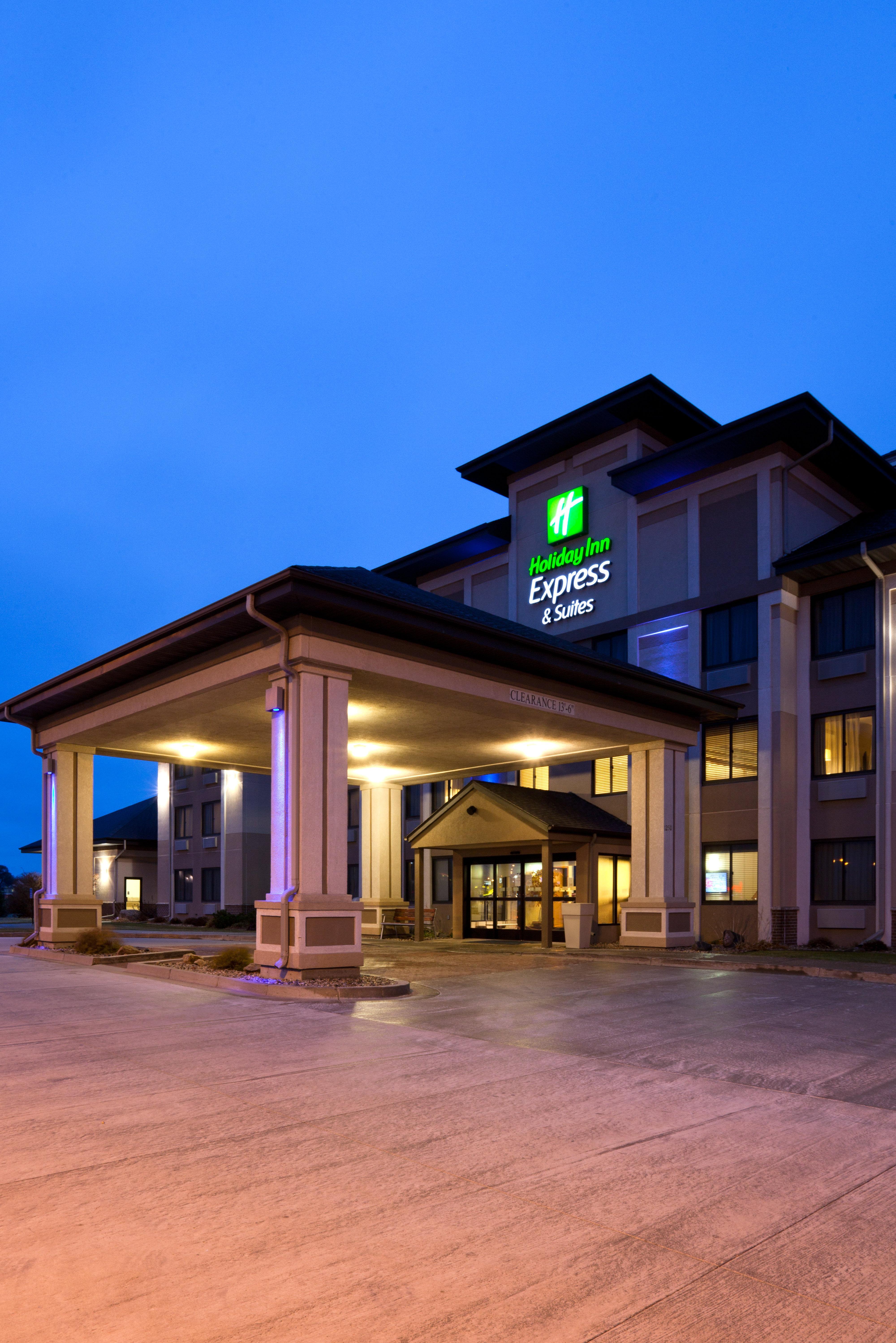 Holiday Inn Express & Suites - Worthington, An Ihg Hotel Exterior photo